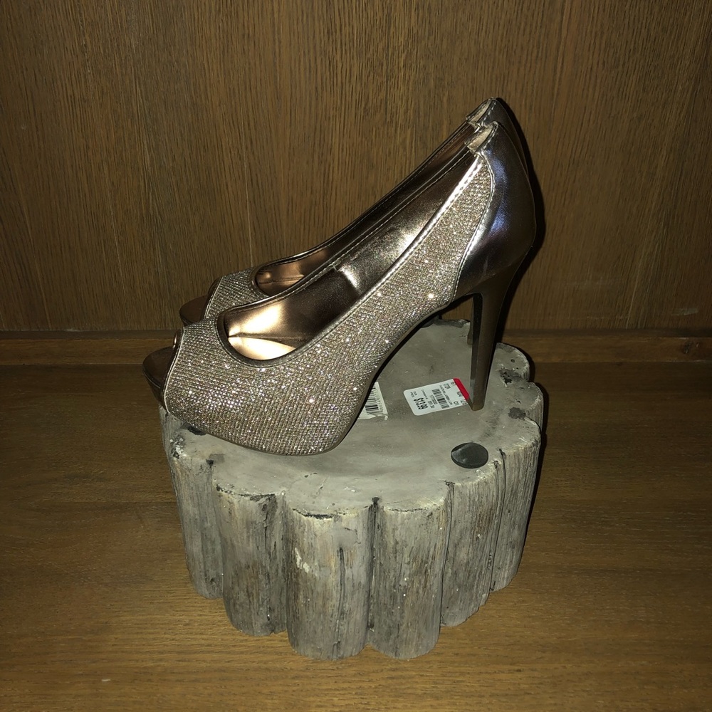 Guess Peep toe pumps
